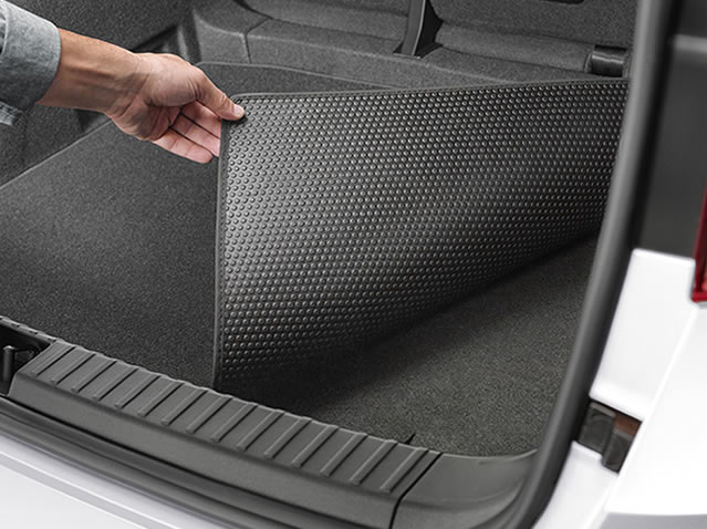 Reversible luggage compartment mat