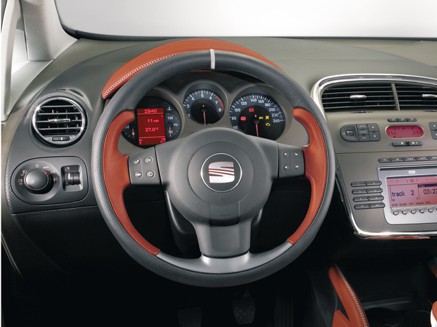 Sand-coloured leather steering wheel with remote control